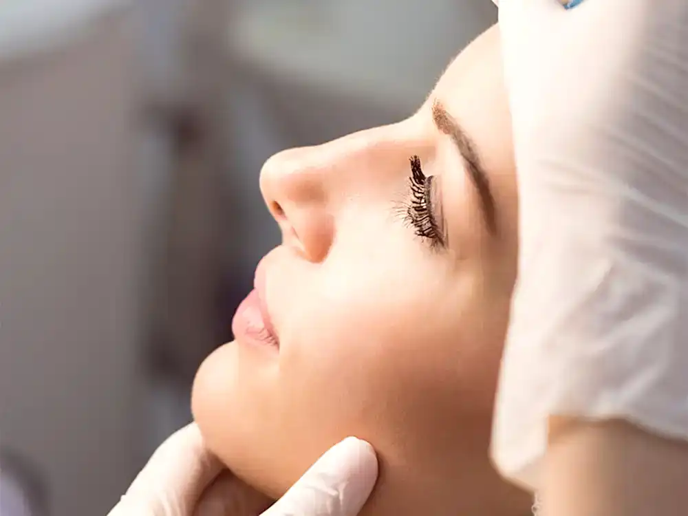 Doğal görünümlü burun dolgusu